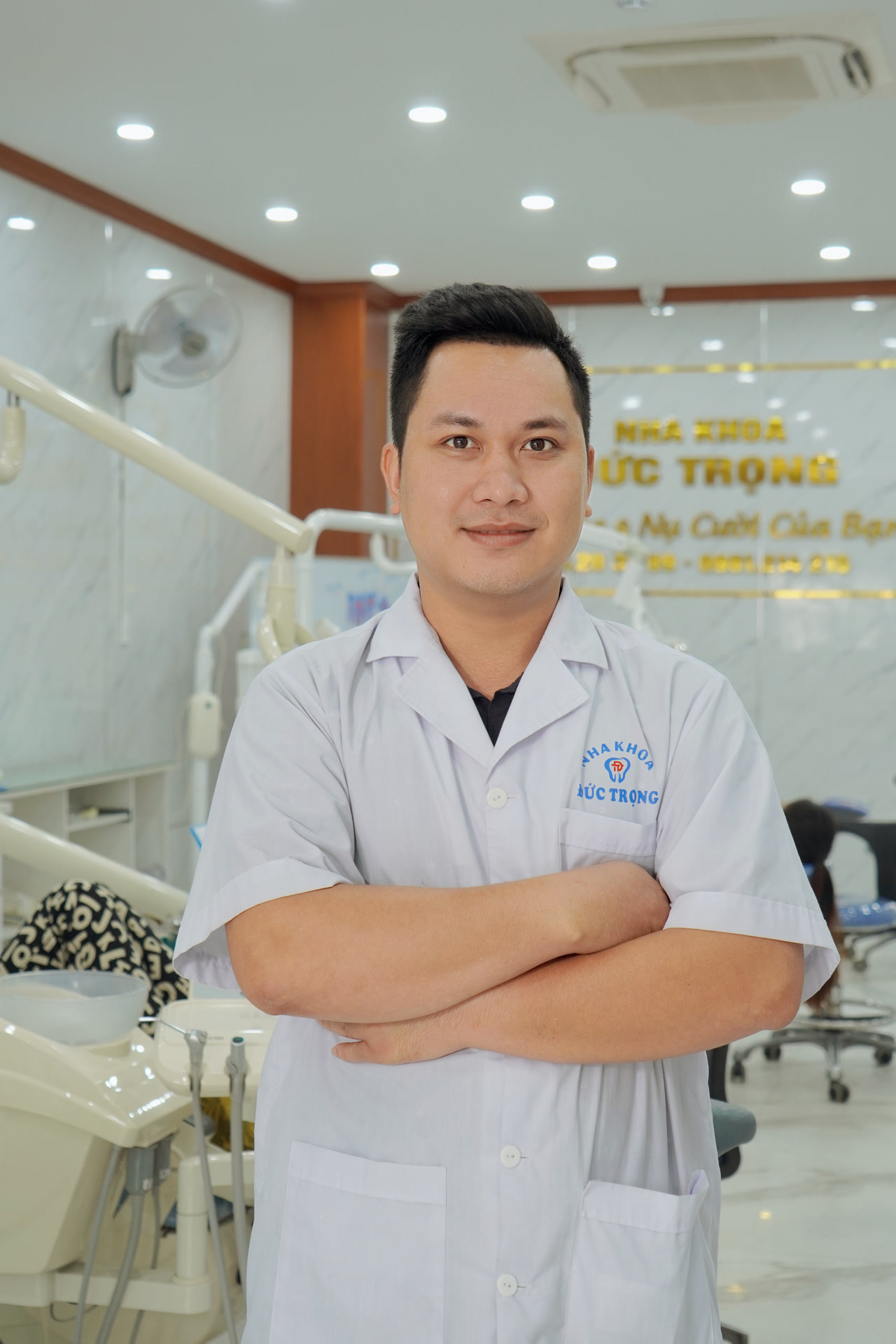 Bác sĩ của Nha khoa Đức Trọng đứng trong phòng điều trị