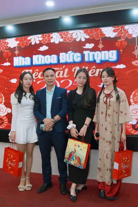 Nhân viên cầm quà Tết chụp ảnh cùng quản lý