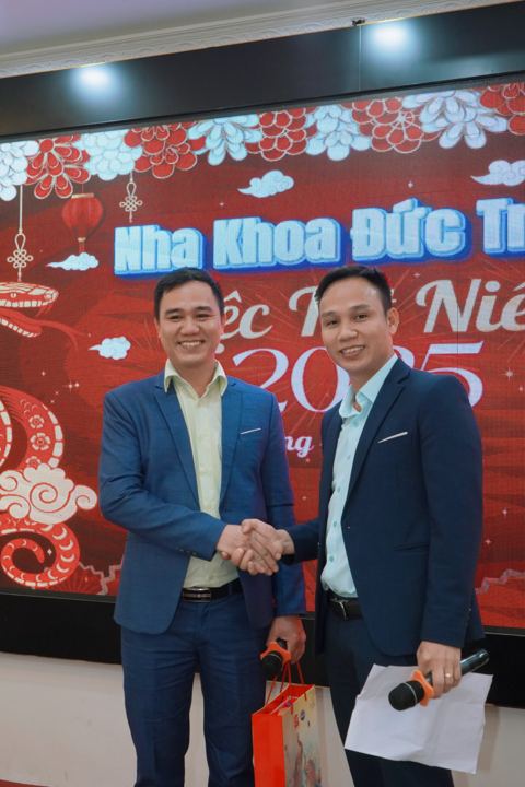 Trao quà Tết cho nhân viên trên sân khấu