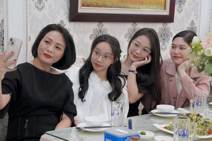 Các chị em chụp ảnh tự sướng tại bàn tiệc