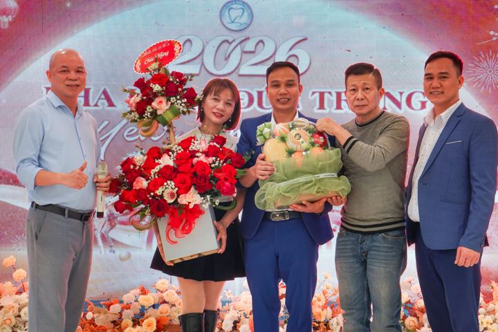 Tặng hoa và quà trên sân khấu tất niên 2026