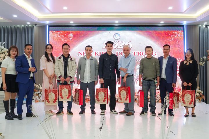 Cả phòng khám cầm túi quà Tết đứng trên sân khấu tiệc tất niên 2026