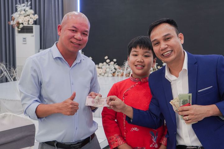 Lì xì đầu năm cho các bạn nhỏ