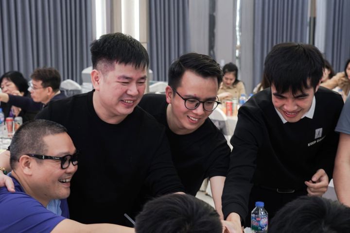 Các anh em cười đùa quanh bàn tiệc