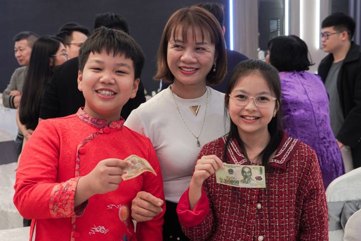 Các bạn nhỏ khoe tiền lì xì