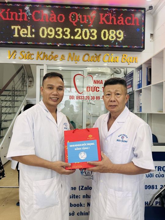 Bác sĩ trao quà Trung thu cho khách hàng