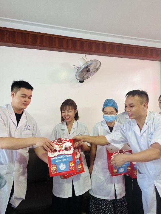 Nhân viên cùng nhau chuẩn bị quà Trung thu