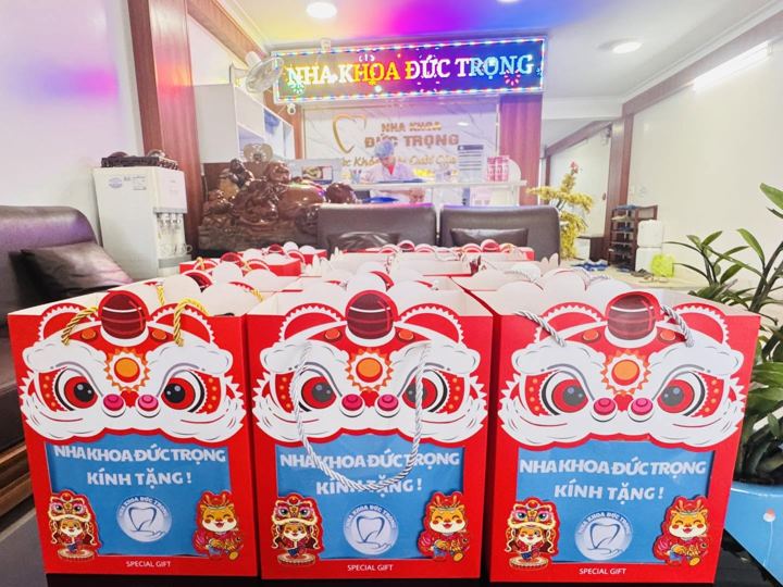 Hộp quà Trung thu in logo Nha khoa Đức Trọng xếp ở quầy lễ tân