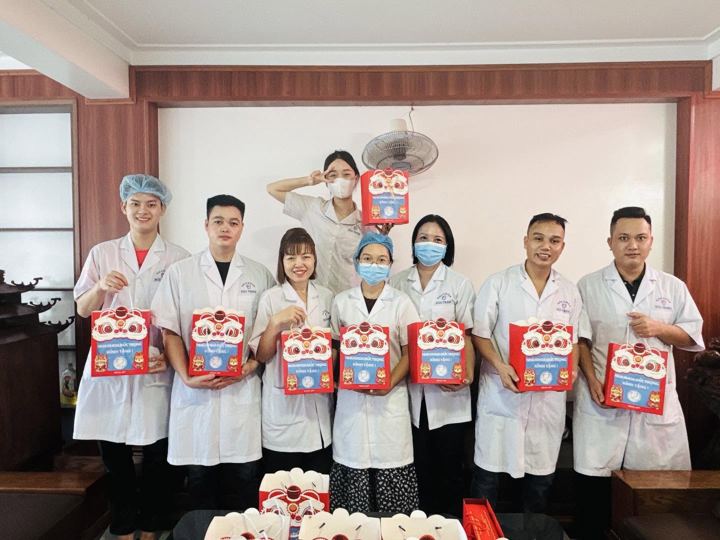 Ê-kíp phòng khám mặc áo blouse cầm hộp quà Trung thu