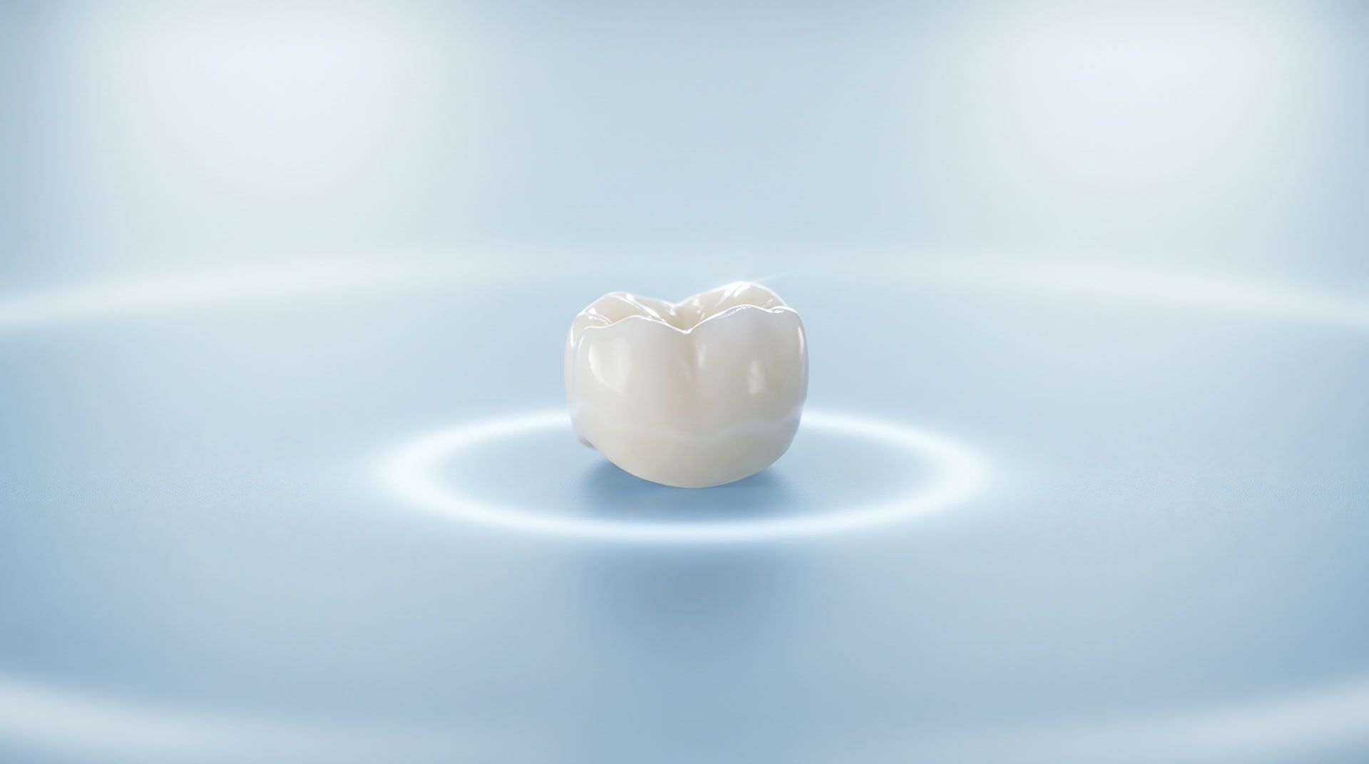 Mão răng sứ trắng ngà đặt trên mặt phẳng sáng