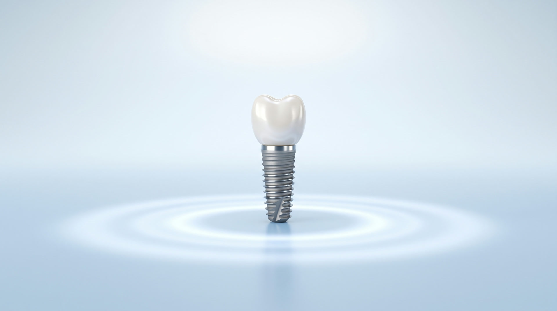 Trụ implant titan với mão sứ, đứng trên mặt phẳng sáng