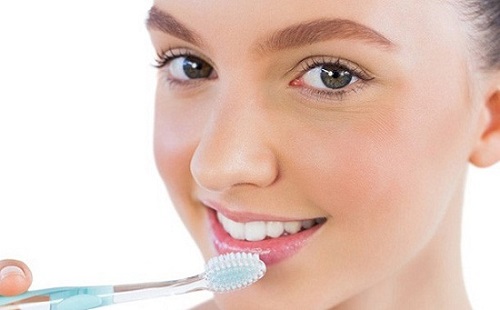Đánh răng bị ê buốt? Nguyên nhân và cách khắc phục